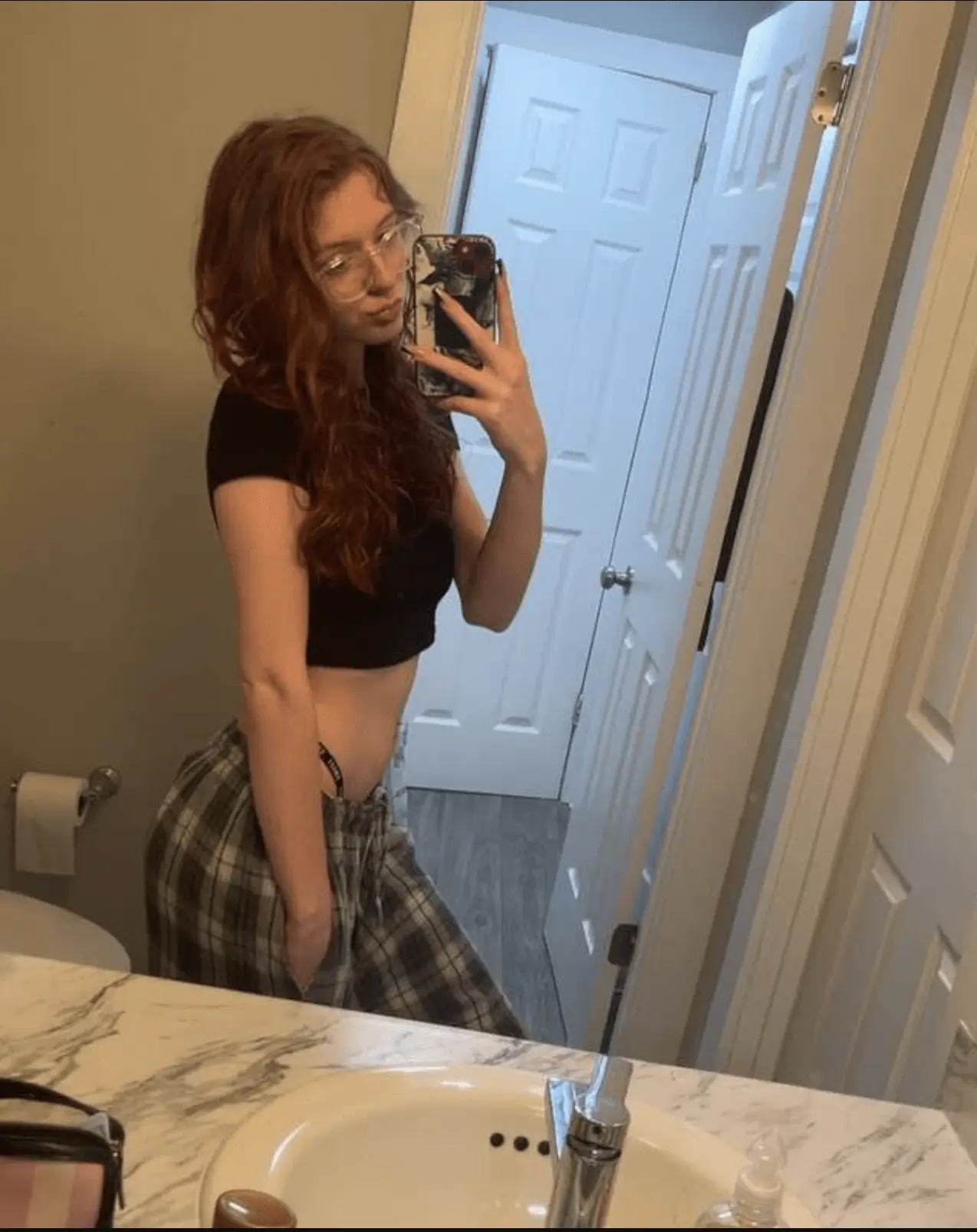 Dina from USA chat image